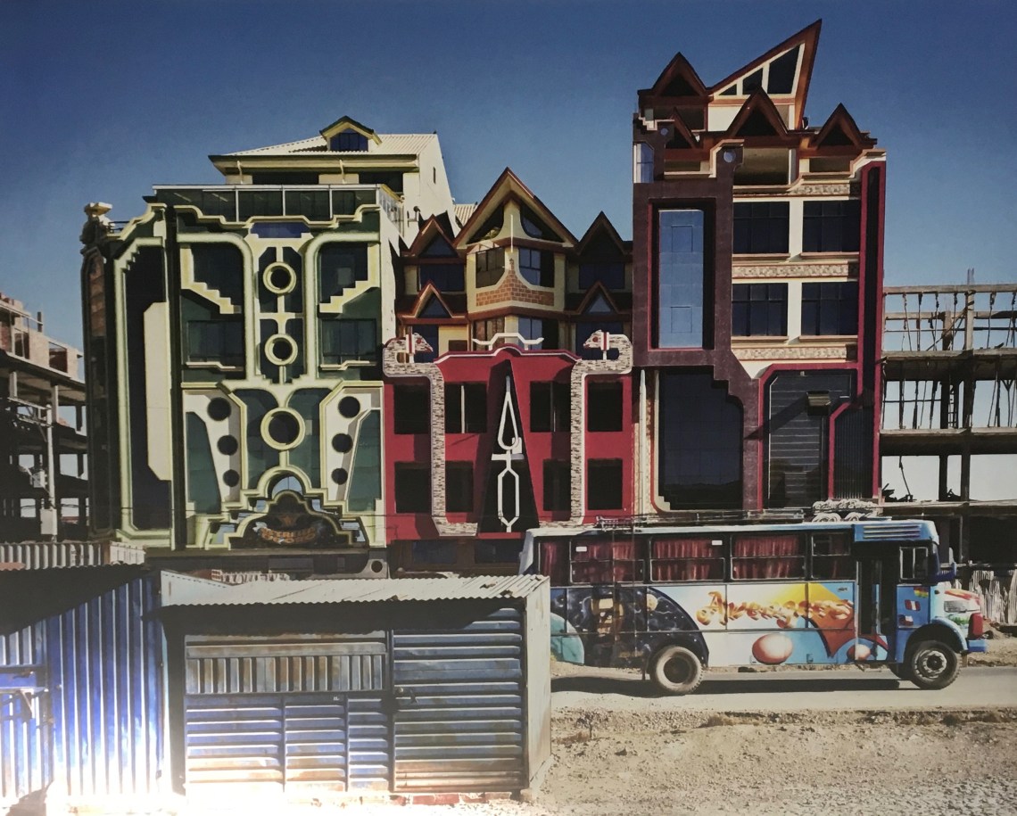 1. Géométries Sud. Façades de bâtiments de Freddy Mamani à El Alto, Bolivie. Photo Tatewaki Nio, Neo-andina, 2015