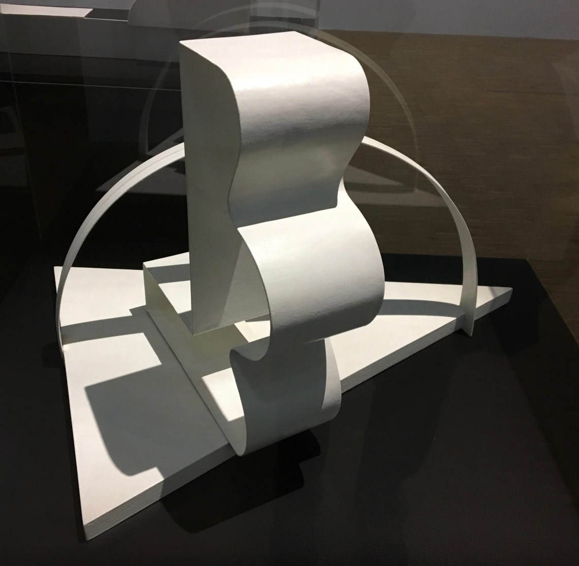 2.Katarzyna Kobro Dcumpture spatiale, 1925:1967, Reconstruction partielle, bois, métal, peinture à l'huile.Muzeum Sztuki, Lodz .jpg