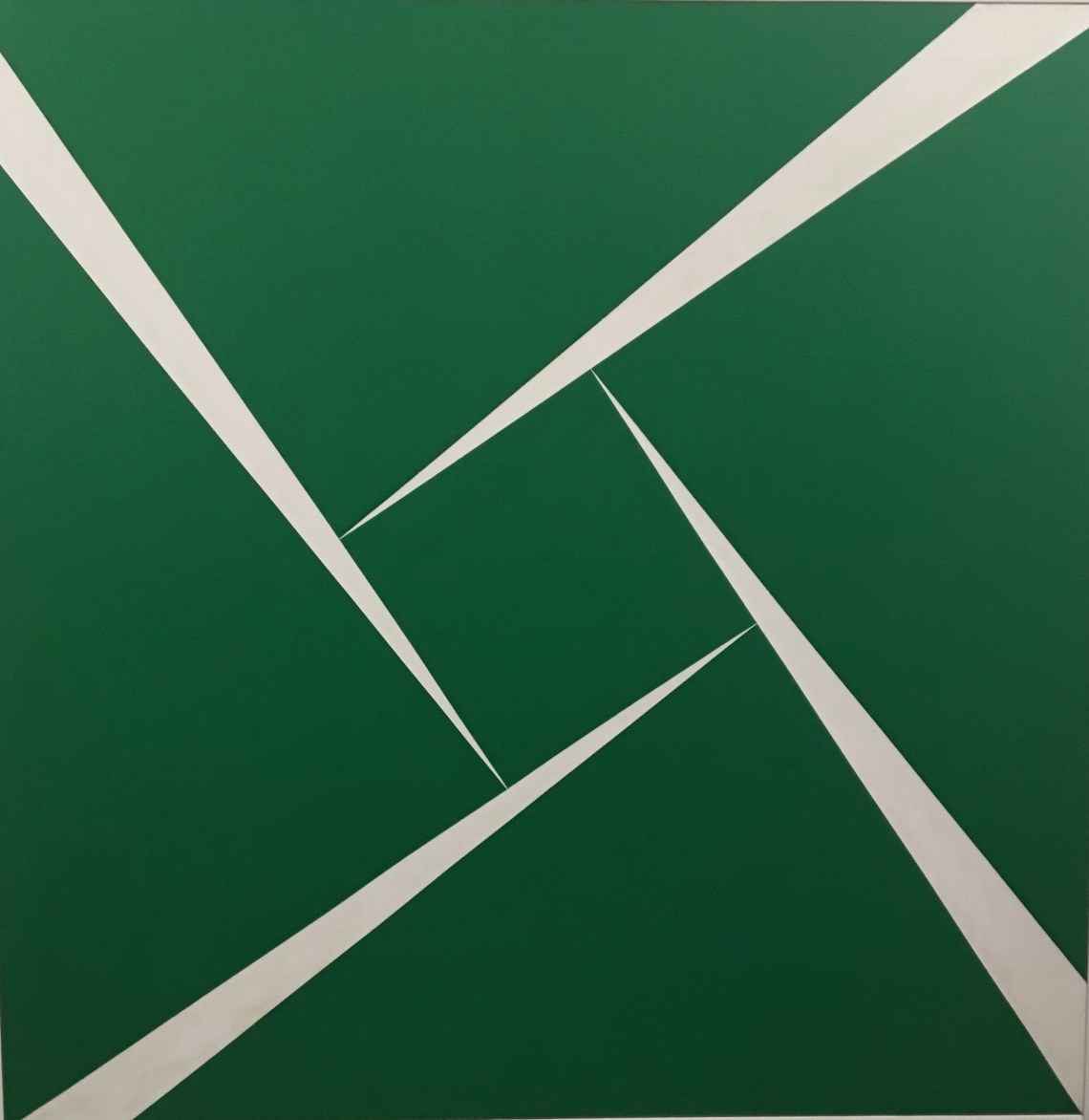 4. Géométries Sud. Carmen Herrera, Green and white, 1956, huile sur toile 124,5 x 124, 5 cm. Collection Ella Fontanals-Cisneros Miami,