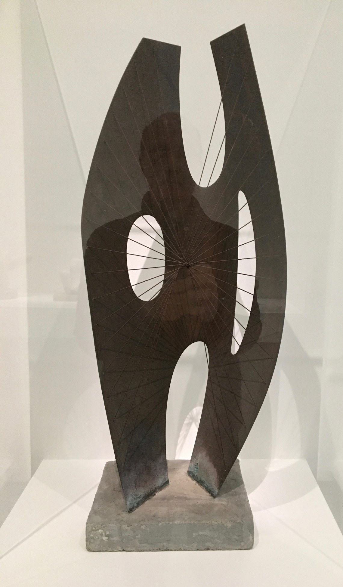 Barabara Hepworth, Maquette for Winged Figure, 1957. Cuivre et corde sur bas en béton. Col. particulière