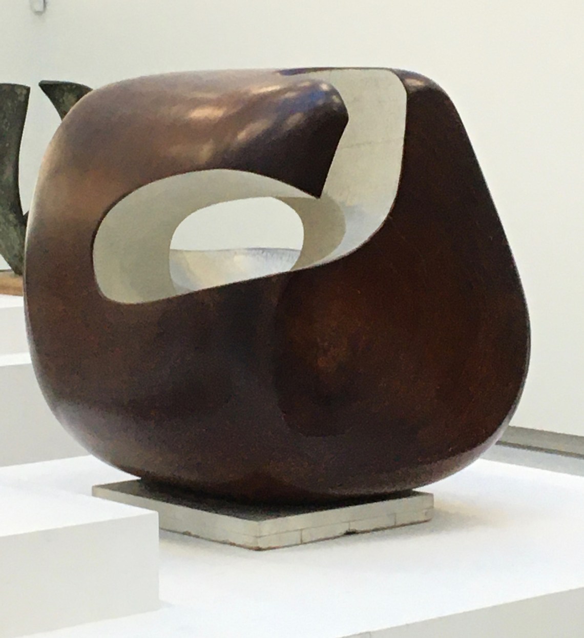 Barbara Hepworth, Corinthos, 1954-1955, bois de guarea peint. Tate achat 1962
